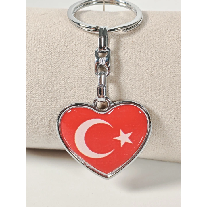 Ay Yıldız Figürlü Kalp Şeklinde Kırmızı Metal Anahtarlık – Duygusal ve Anlamlı Bir Tasarım