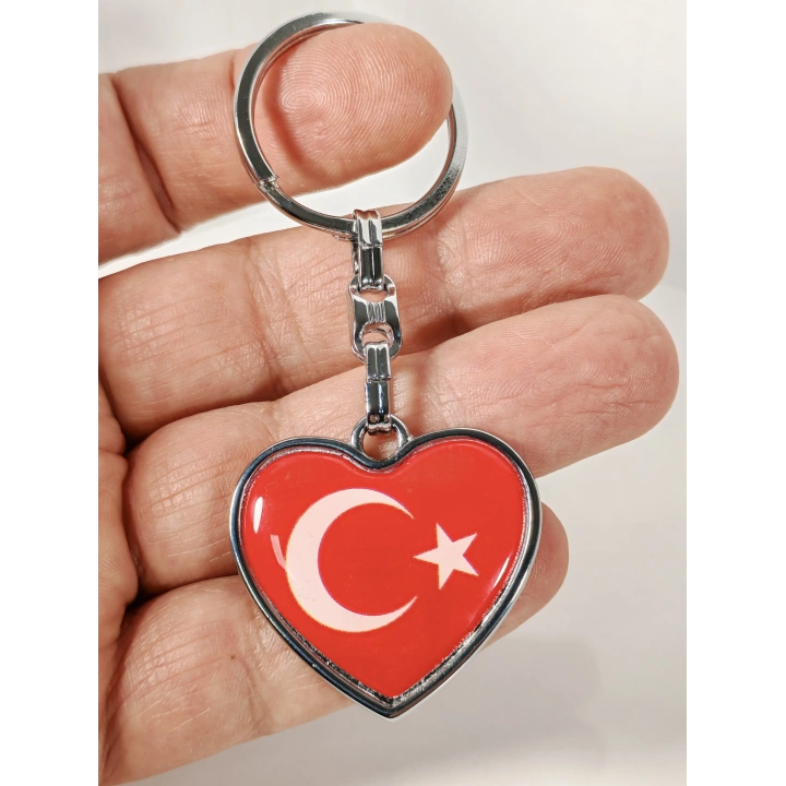 Ay Yıldız Figürlü Kalp Şeklinde Kırmızı Metal Anahtarlık – Duygusal ve Anlamlı Bir Tasarım