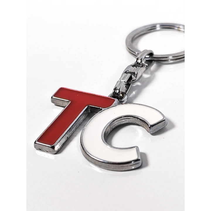 TC Harf Figürlü Kırmızı Beyaz Metal Anahtarlık – Güçlü Kimlik ve Sade Tasarımın Birleşimi