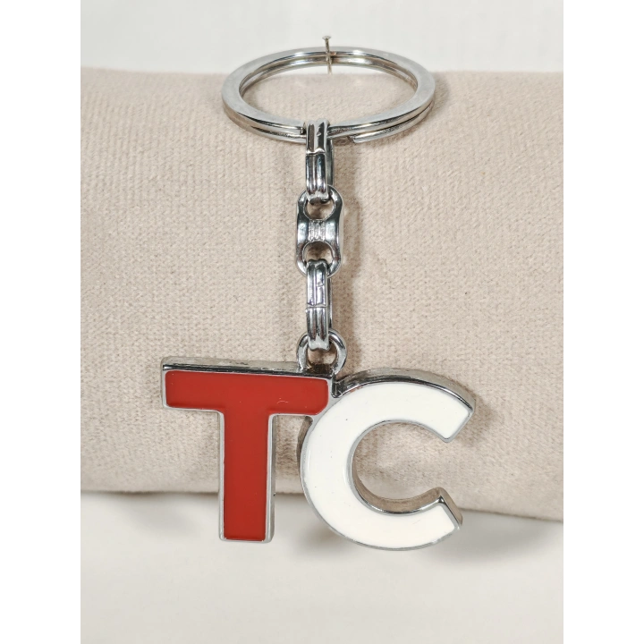 TC Harf Figürlü Kırmızı Beyaz Metal Anahtarlık – Güçlü Kimlik ve Sade Tasarımın Birleşimi
