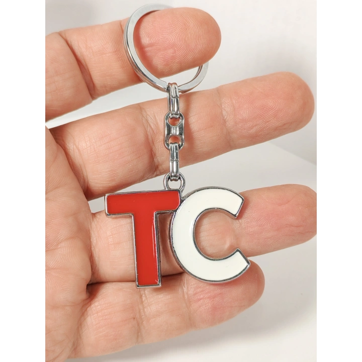 TC Harf Figürlü Kırmızı Beyaz Metal Anahtarlık – Güçlü Kimlik ve Sade Tasarımın Birleşimi