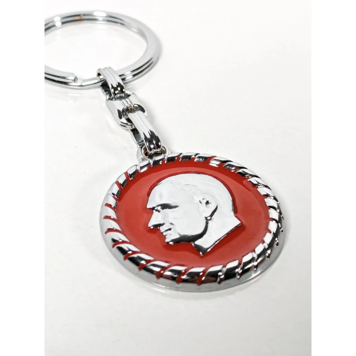 Atatürk Portreli Kırmızı Zeminli Yuvarlak Metal Anahtarlık – Zamansız Saygı ve Güçlü Duruş