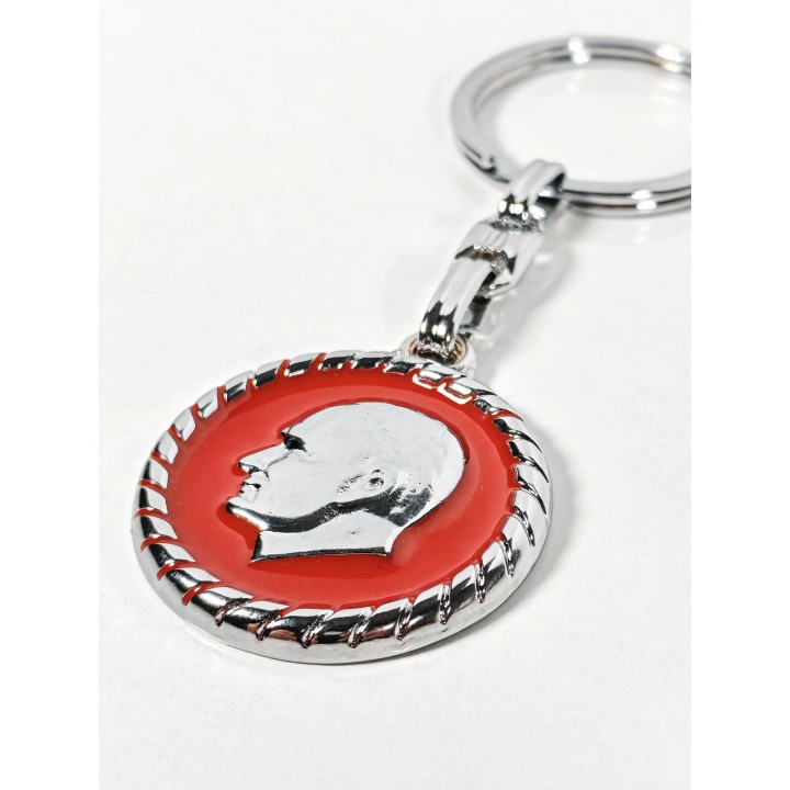 Atatürk Portreli Kırmızı Zeminli Yuvarlak Metal Anahtarlık – Zamansız Saygı ve Güçlü Duruş
