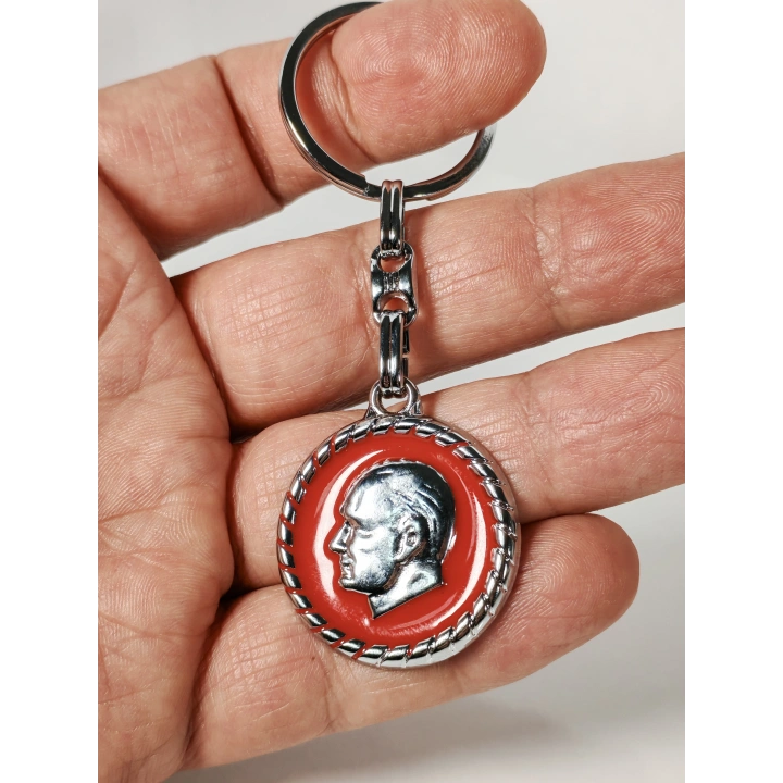 Atatürk Portreli Kırmızı Zeminli Yuvarlak Metal Anahtarlık – Zamansız Saygı ve Güçlü Duruş