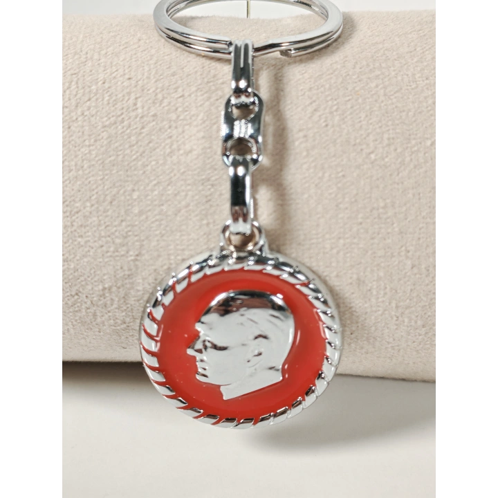 Atatürk Portreli Kırmızı Zeminli Yuvarlak Metal Anahtarlık – Zamansız Saygı ve Güçlü Duruş