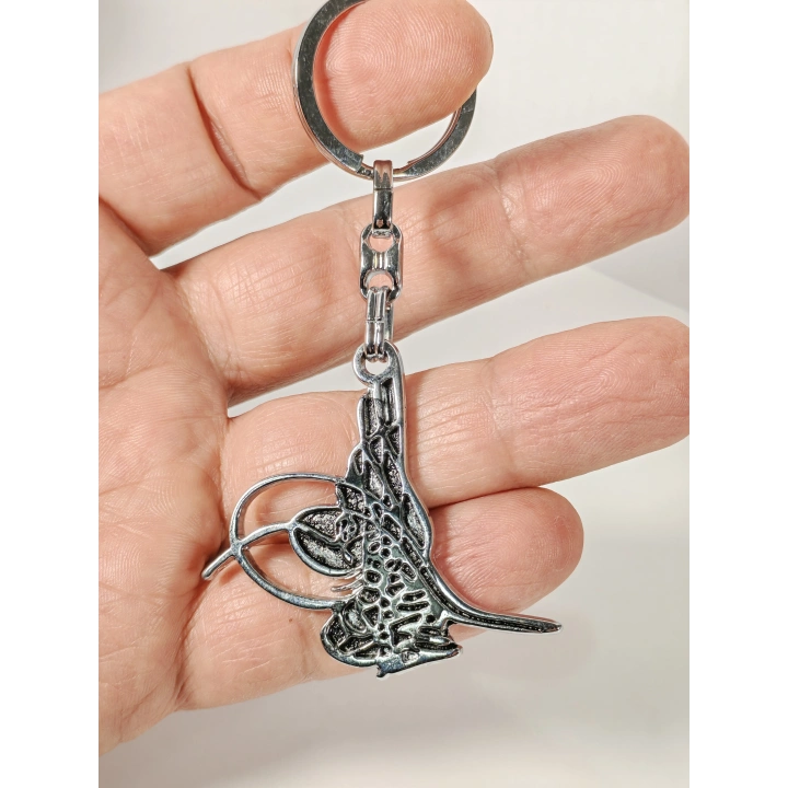 Osmanlı Tuğralı Gümüş Renk Metal Anahtarlık – Tarihi Zarafet ve Anlamlı Tasarım
