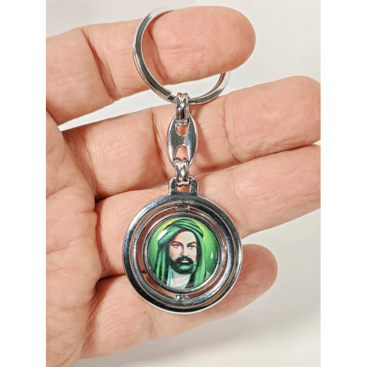 Hz. Ali Figürlü Yuvarlak Metal Anahtarlık – Manevi Anlam ve Zarif Detayların Birleşimi