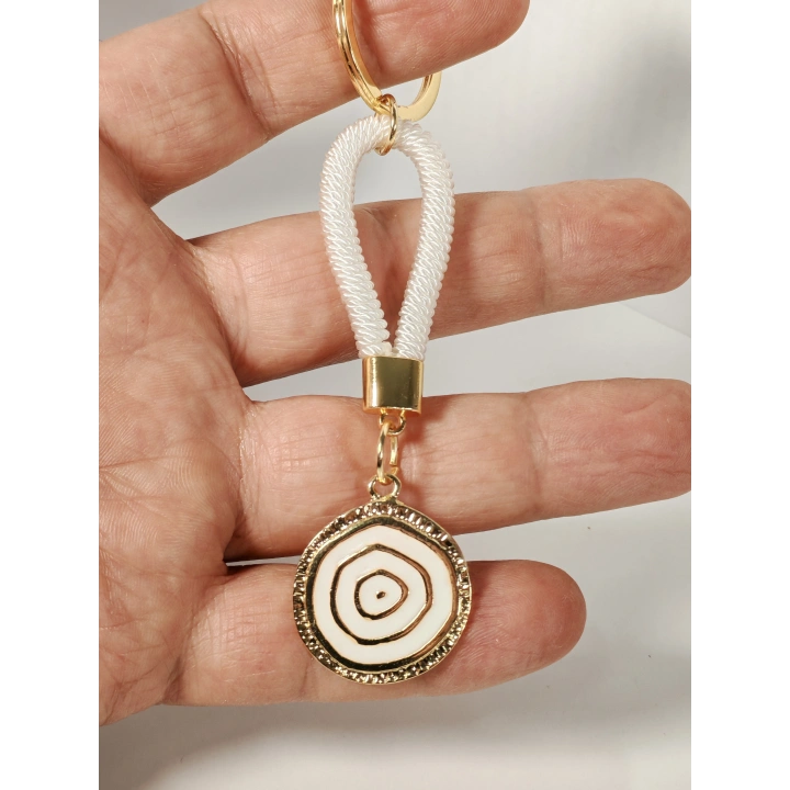 Beyaz İpli Nazar Boncuğu Detaylı Metal Anahtarlık – Zarif, Sade ve Anlamlı Tasarım