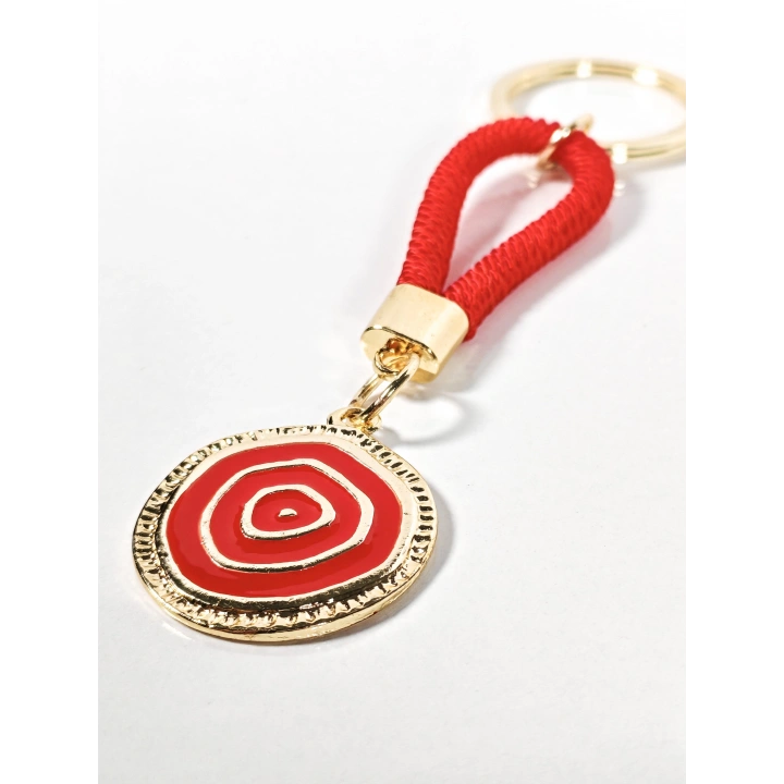 Kırmızı İpli Nazar Boncuğu Detaylı Metal Anahtarlık – Canlı, Dikkat Çekici ve Anlamlı Tasarım