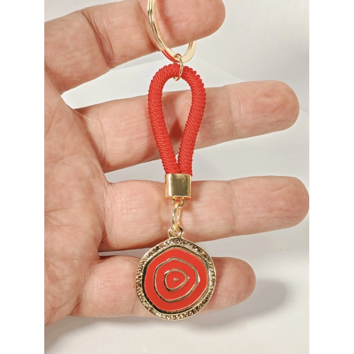 Kırmızı İpli Nazar Boncuğu Detaylı Metal Anahtarlık – Canlı, Dikkat Çekici ve Anlamlı Tasarım