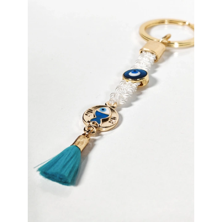 Beyaz Örgü İpli Nazar Boncuğu ve Balık Figürlü Püsküllü Anahtarlık – Zarif, Anlamlı ve Şık Tasarım