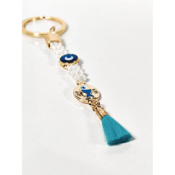 Beyaz Örgü İpli Nazar Boncuğu ve Balık Figürlü Püsküllü Anahtarlık – Zarif, Anlamlı ve Şık Tasarım