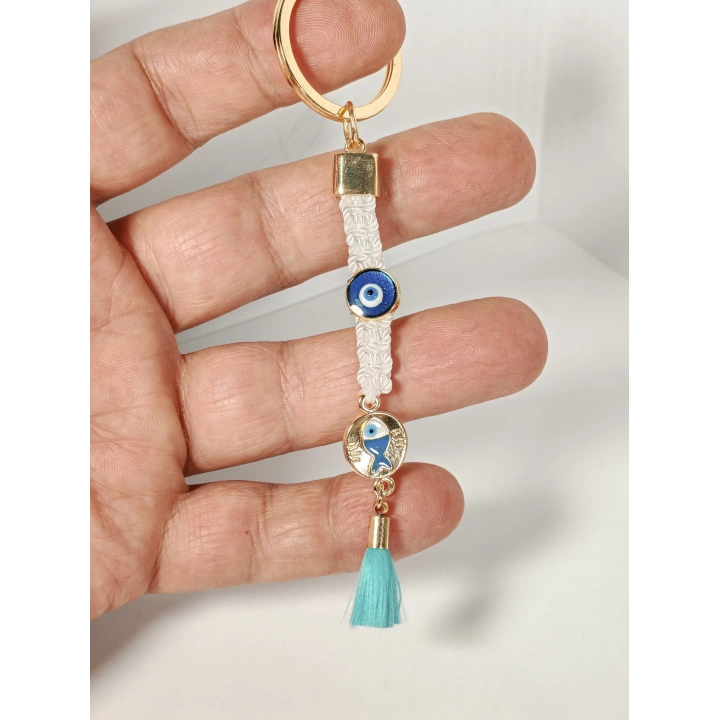 Beyaz Örgü İpli Nazar Boncuğu ve Balık Figürlü Püsküllü Anahtarlık – Zarif, Anlamlı ve Şık Tasarım