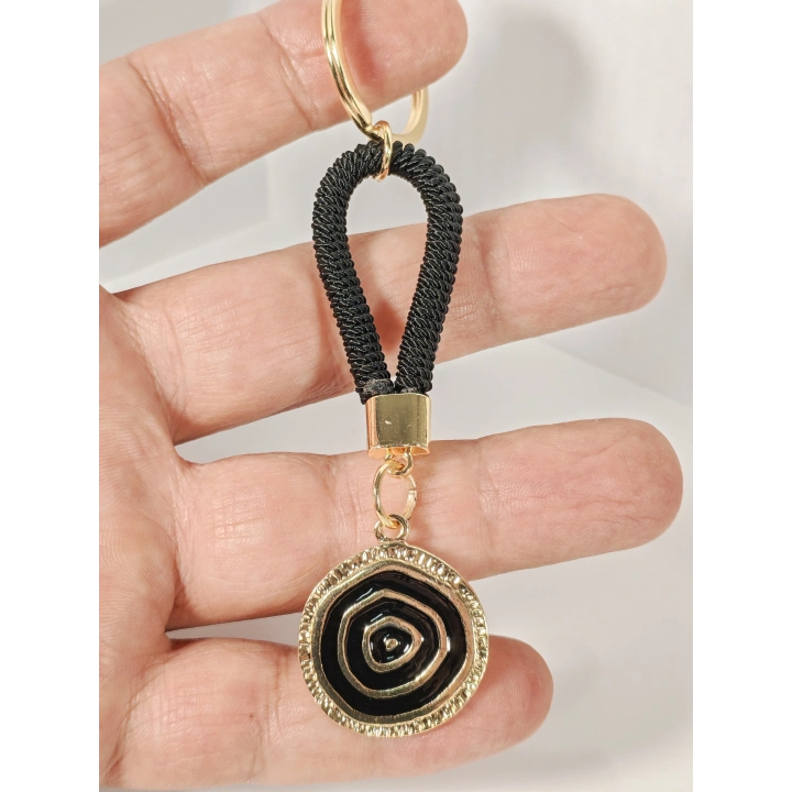 Siyah Örgü İpli Nazar Motifli Yuvarlak Metal Anahtarlık – Modern, Güçlü ve Şık Tasarım