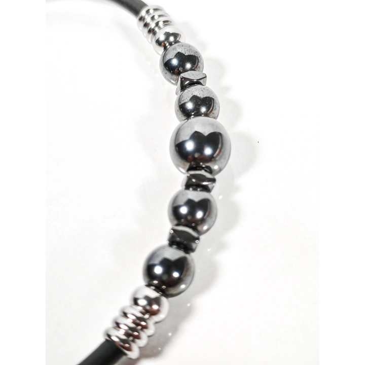 Hematit Taşlı Yaylı Bileklik – Güç, Denge ve Modern Şıklığın Birleşimi