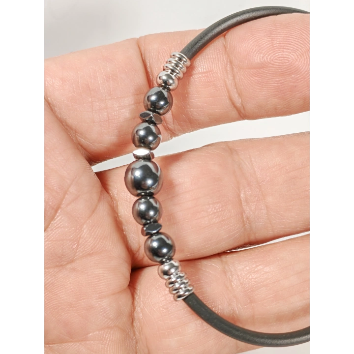 Hematit Taşlı Yaylı Bileklik – Güç, Denge ve Modern Şıklığın Birleşimi