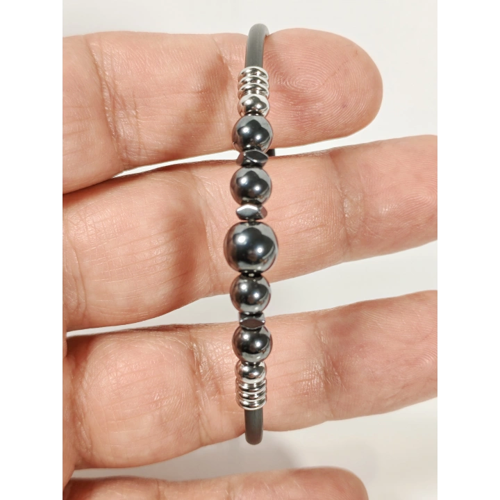 Hematit Taşlı Yaylı Bileklik – Güç, Denge ve Modern Şıklığın Birleşimi