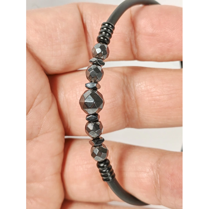 Fasetli Hematit Taşlı Yaylı Bileklik – Denge, Güç ve Topraklanma Enerjisi