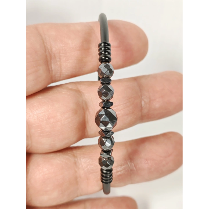Fasetli Hematit Taşlı Yaylı Bileklik – Denge, Güç ve Topraklanma Enerjisi