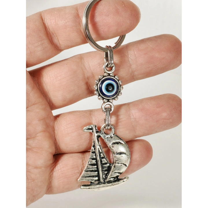 Yelkenli & Nazar Boncuğu Figürlü Anahtarlık – Koruma, Özgürlük ve Yolculuk Sembolü