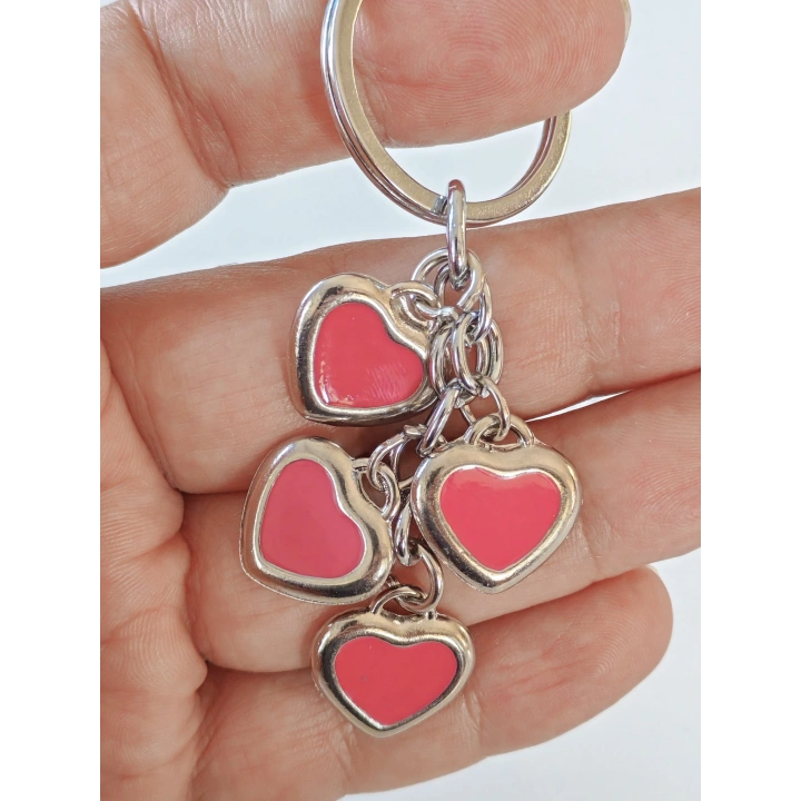 Pembe Kalplerden Oluşan Metal Anahtarlık