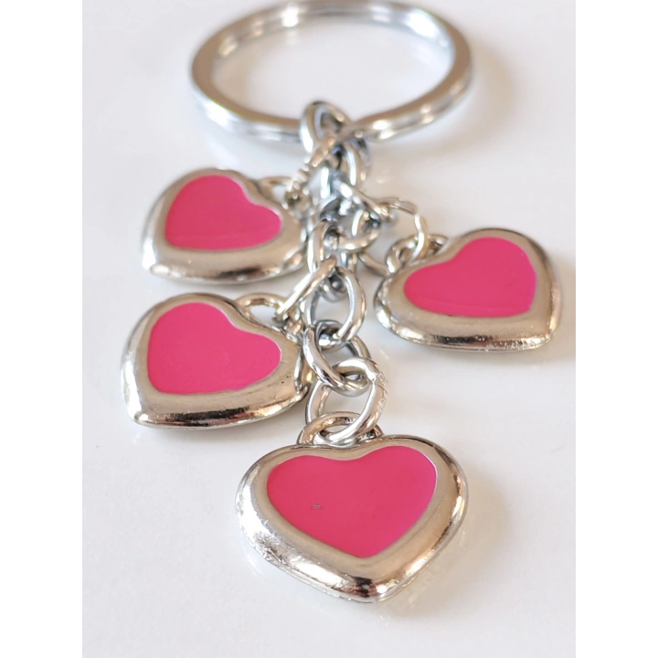 Pembe Kalplerden Oluşan Metal Anahtarlık