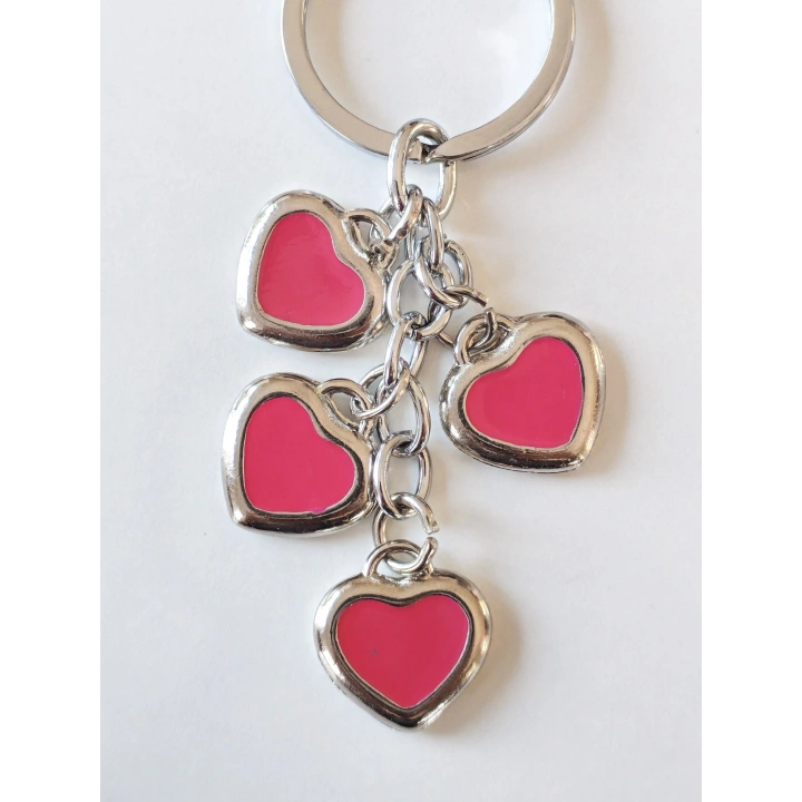 Pembe Kalplerden Oluşan Metal Anahtarlık