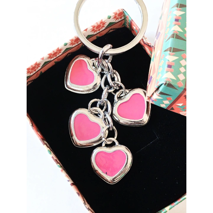 Pembe Kalplerden Oluşan Metal Anahtarlık