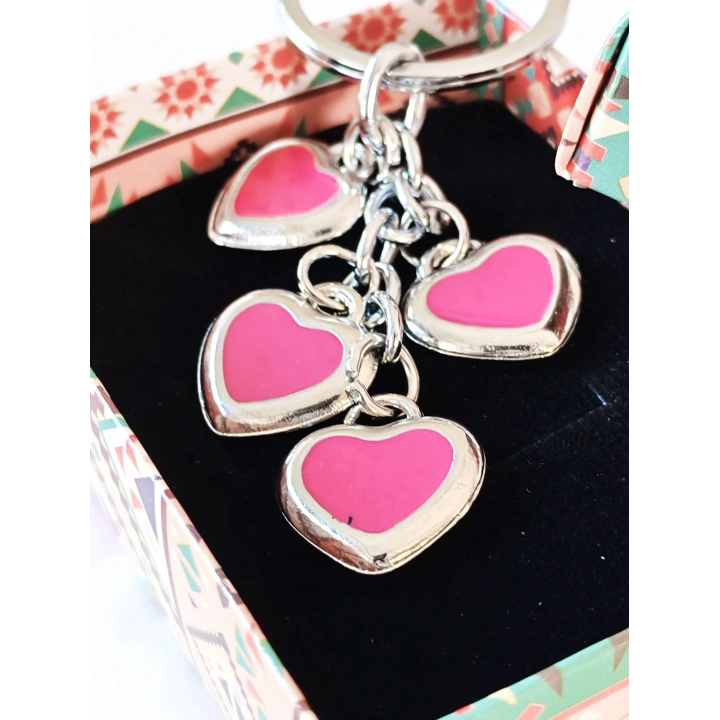 Pembe Kalplerden Oluşan Metal Anahtarlık
