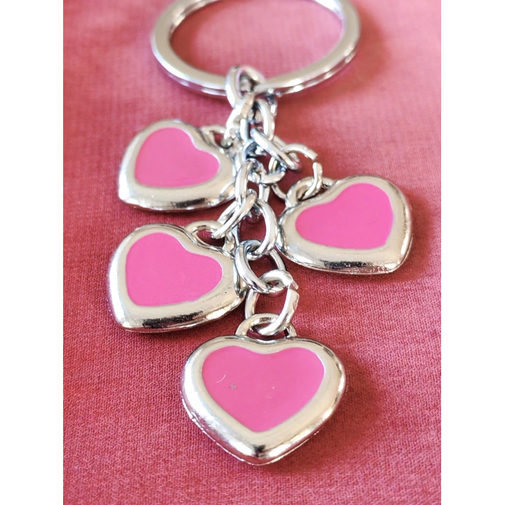 Pembe Kalplerden Oluşan Metal Anahtarlık