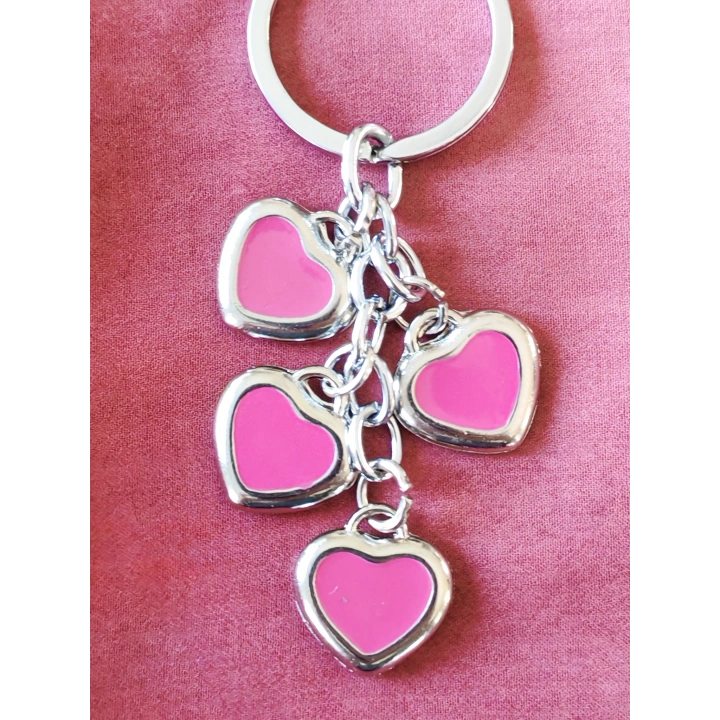 Pembe Kalplerden Oluşan Metal Anahtarlık