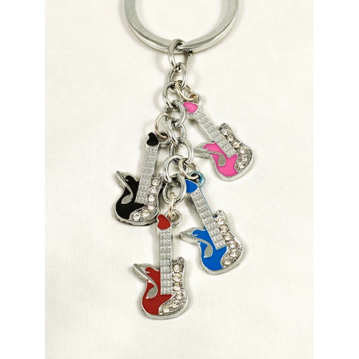 Renkli Gitarlardan Oluşan Metal Anahtarlık