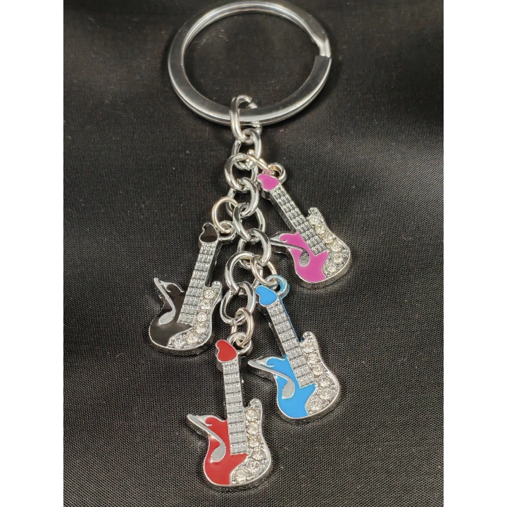 Renkli Gitarlardan Oluşan Metal Anahtarlık