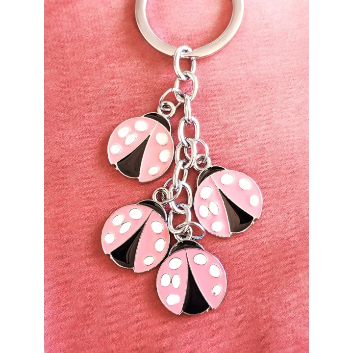 Pembe Uğur Böceklerinden Metal Anahtarlık