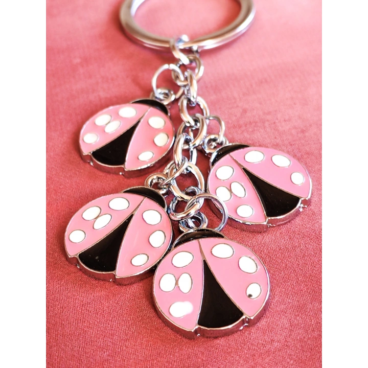 Pembe Uğur Böceklerinden Metal Anahtarlık