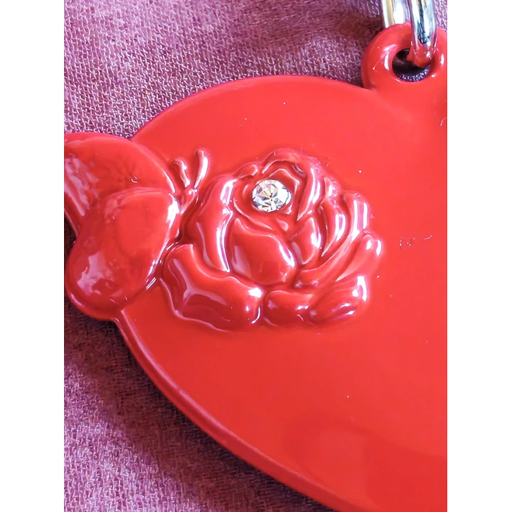 Üzeri Gül Figürü Kabartmalı Kırmızı kalp Şeklinde 3 Boyutlu Metal Anahtarlık