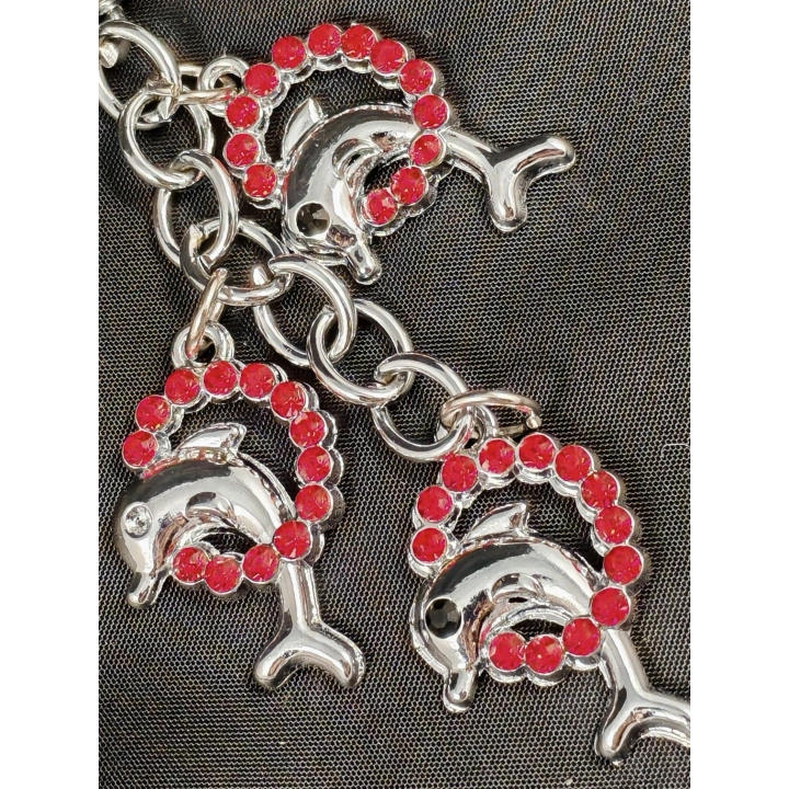 Kırmızı Taşlı Halkalar İçinde Yunus Balıklarından Metal Anahtarlık