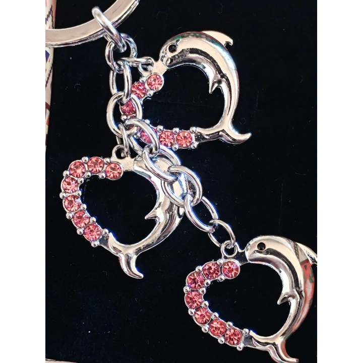 Yunus Balıklı Kalp Şeklinde Üzeri Pembe Taşlı Kalplerden Metal Anahtarlık