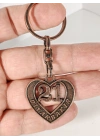 21 Diyarbakır Plakalı Kalp Şeklinde Metal Anahtarlık – Kadim Güç, Derin Bağlar ve Memleket Sevgisi Bir Arada