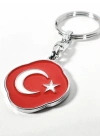 Türk Bayrağı Figürlü Kırmızı Metal Anahtarlık – Sade Şıklık ve Güçlü Anlamın Buluşması