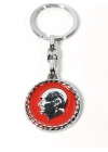 Atatürk Portreli Kırmızı Zeminli Yuvarlak Metal Anahtarlık – Zamansız Saygı ve Güçlü Duruş