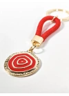 Kırmızı İpli Nazar Boncuğu Detaylı Metal Anahtarlık – Canlı, Dikkat Çekici ve Anlamlı Tasarım