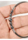 Hematit Taşlı Yaylı Bileklik – Güç, Denge ve Modern Şıklığın Birleşimi