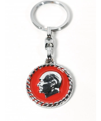 Atatürk Portreli Kırmızı Zeminli Yuvarlak Metal Anahtarlık – Zamansız Saygı ve Güçlü Duruş