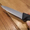 Victorinox 6.7633 8cm Siyah Tırtıklı Soyma Bıçağı