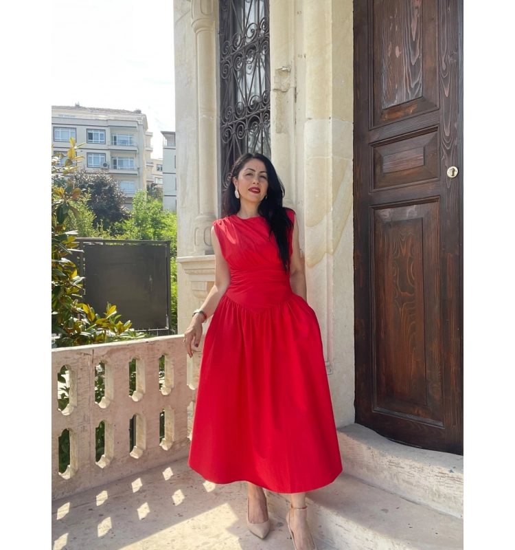 Alvın kırmızı elbise