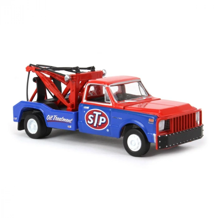 Green Light 1:64 Chevrolet C-30 Dually Wrecker STP Oil