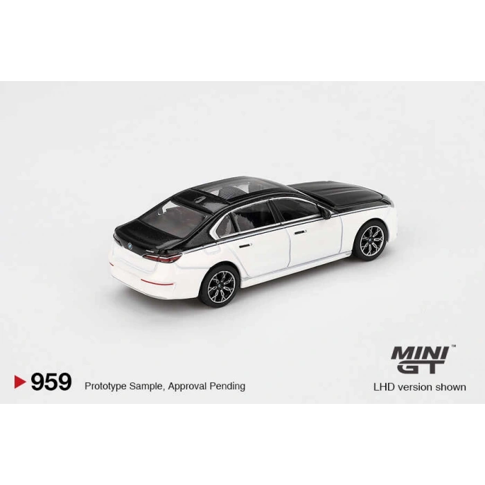 Mini GT MGT00959 1/64 BMW i7 xDrive60 Alpine White / Black Sapphire