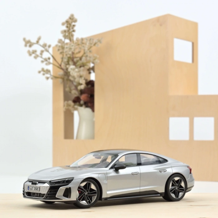 Norev 1/18 Audi RS e-tron GT 2021 Silver
