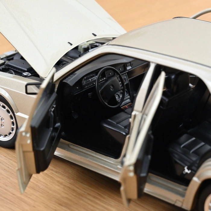 Norev 1/18 Mercedes-Benz 190 E 2.3-16 1984 Smoke Silver Metallic